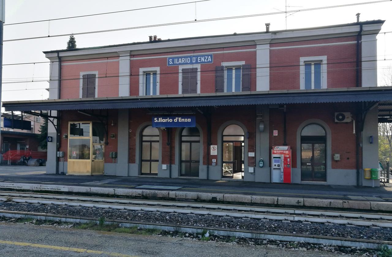 Costretto a prelevare dal bancomat sotto la minaccia di un coltello: due denunciati. Il complice era il suo amico