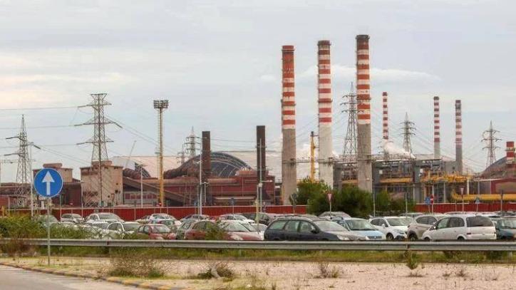 Tragedia sul lavoro: operaio di 26 anni precipita nel vuoto e muore