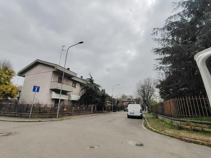 Furti a raffica per decine e decine di migliaia di euro. «Viviamo barricati in casa»