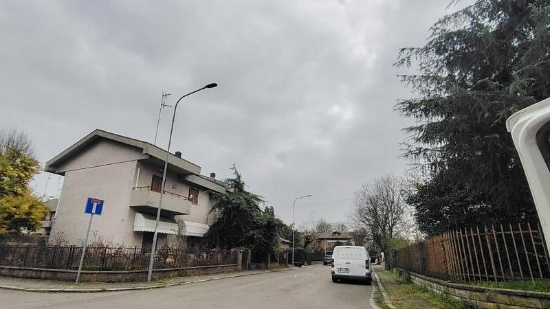 Furti a raffica per decine e decine di migliaia di euro. «Viviamo barricati in casa»