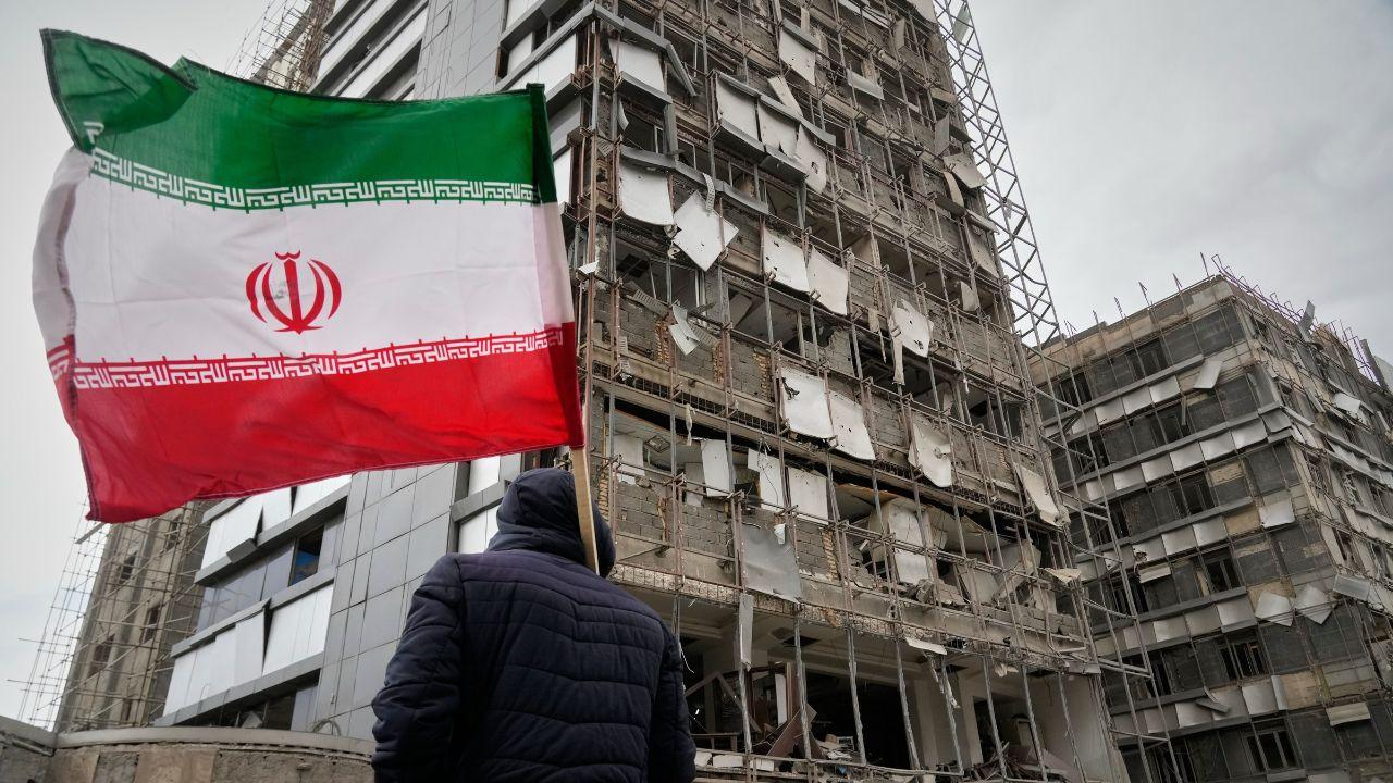 Un palazzo distrutto dalle bombe in Iran