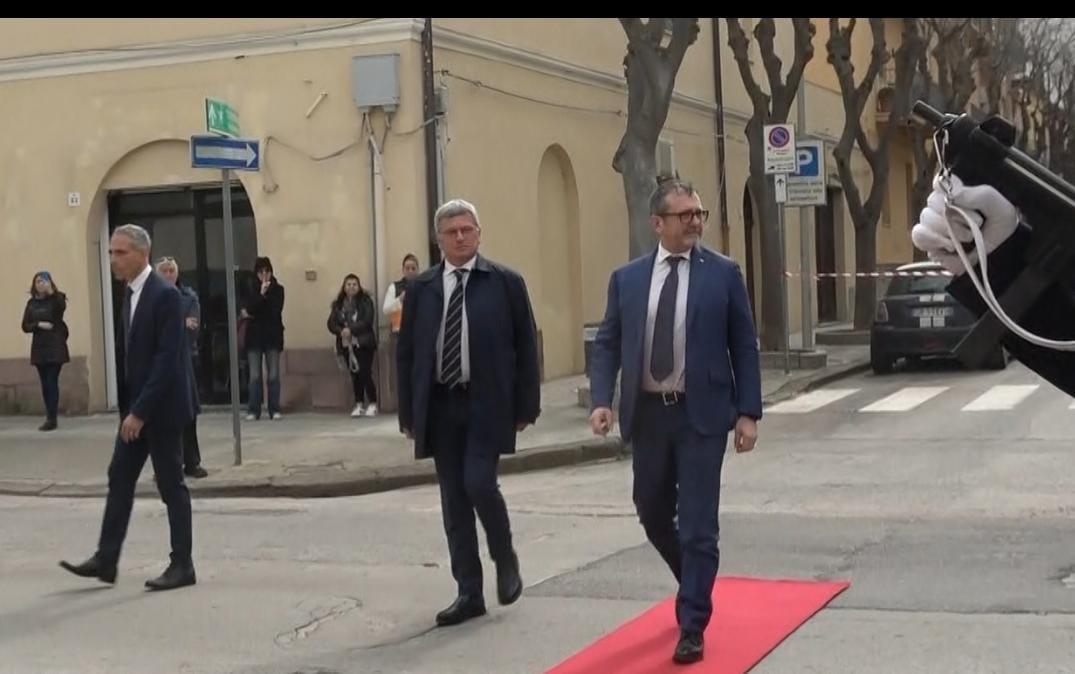 Caso 41bis, Delmastro ad Alghero: «La Sardegna sarà più sicura». Poi attacca Todde