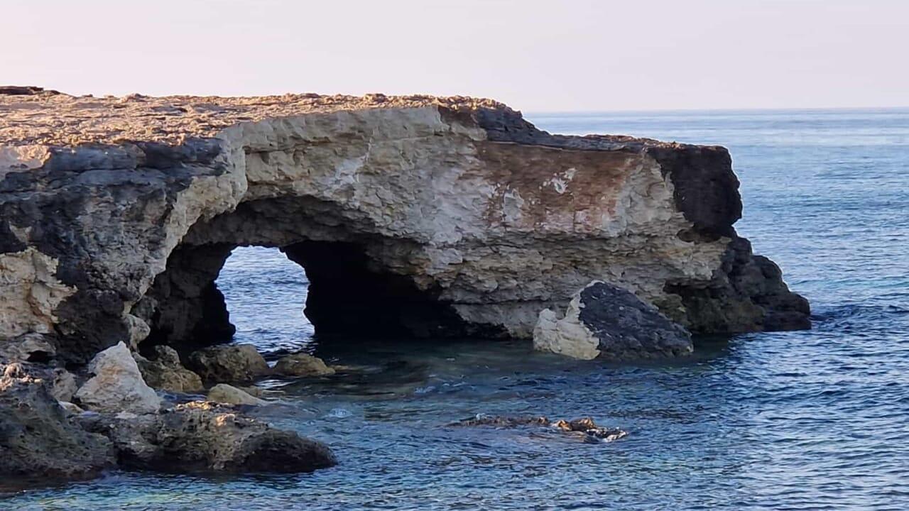 Crollo della falesia a Torre Pozzelle (foto del Libero Comitato per la Salvaguardia della Costa di Ostuni)