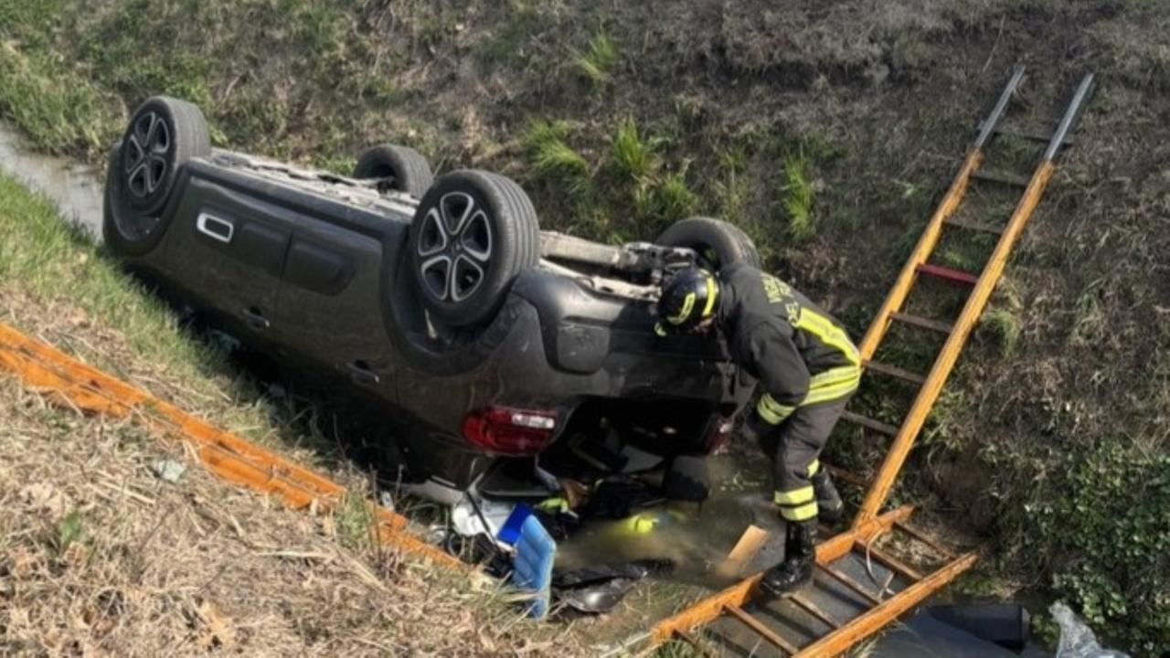 L'auto nel fossato (foto vigili del fuoco Modena)
