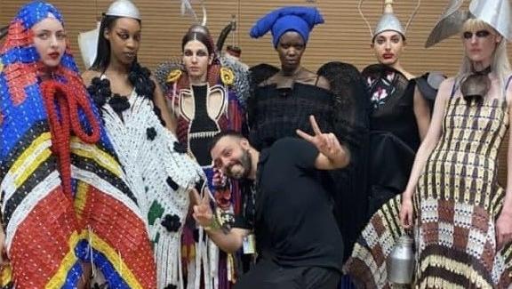 Da Bitti alle passerelle di mezzo mondo: «Trasformo l’abito sardo in capi d’alta moda»