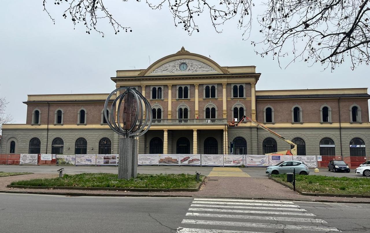 La stazione piccola di Modena torna a splendere: scoperta la facciata