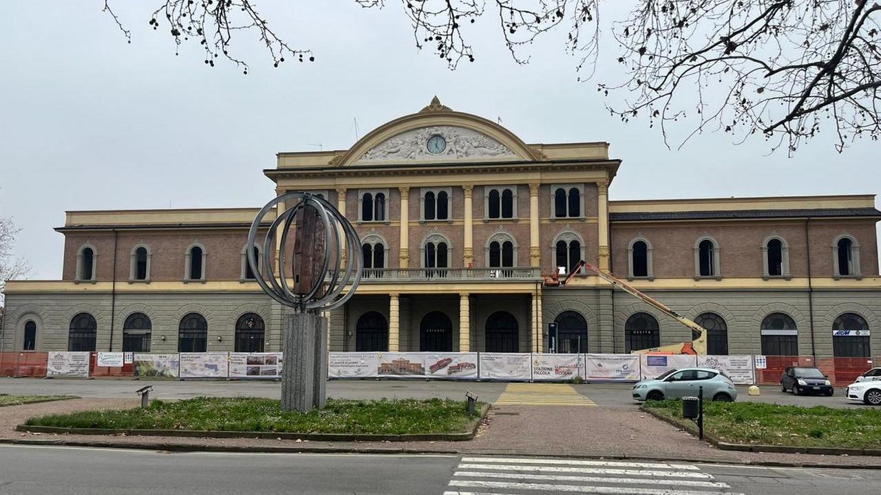 La stazione piccola di Modena torna a splendere: scoperta la facciata