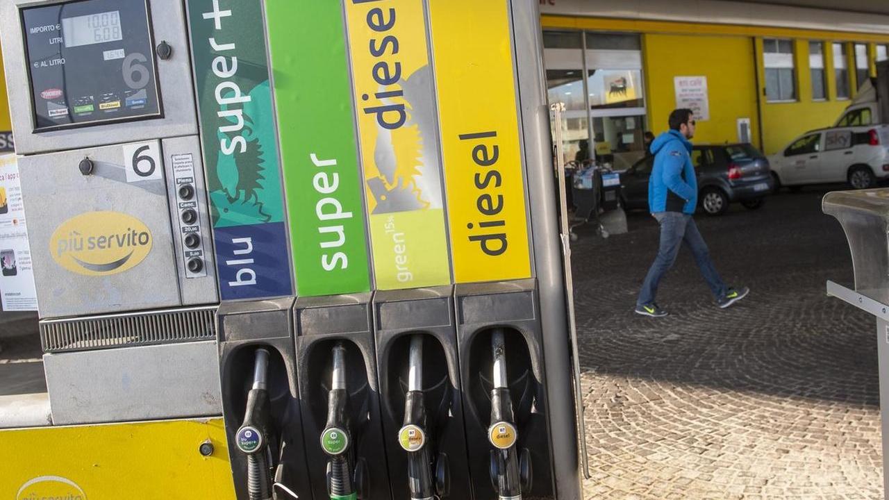 Cresce il prezzo dei carburanti