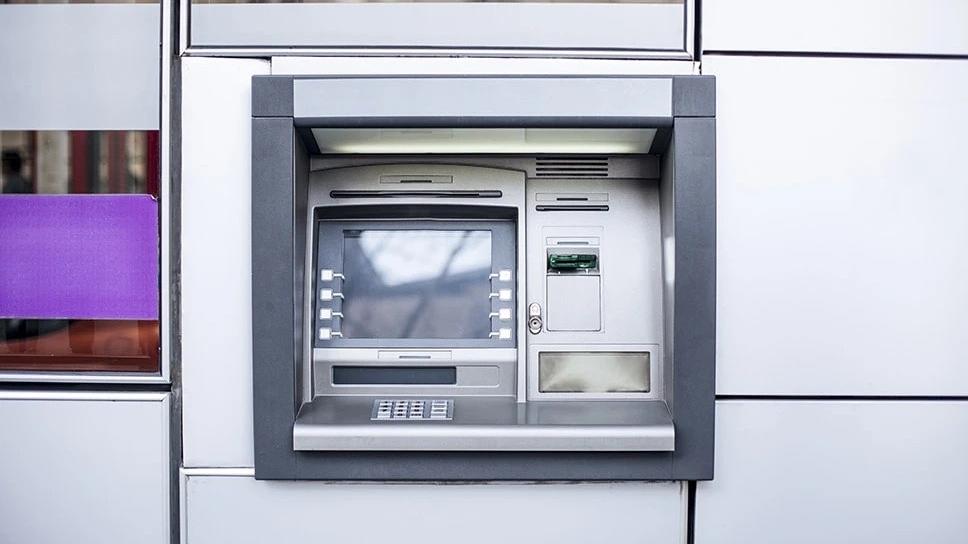 Truffa dello scontrino al bancomat, sempre più vittime: ecco come evitarla