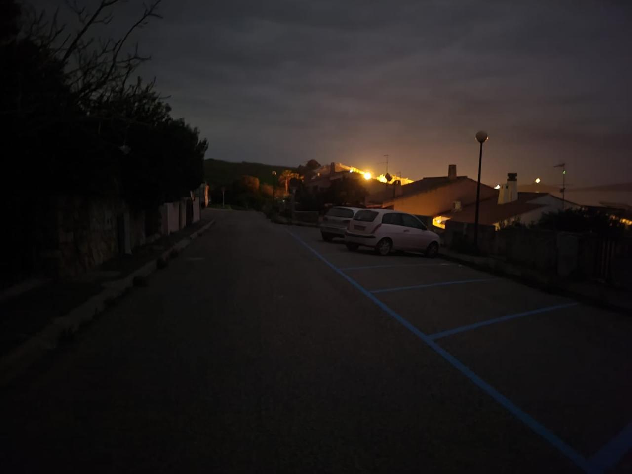 La borgata è al buio da un mese, i residenti finiscono la pazienza. «Andiamo dai carabinieri»