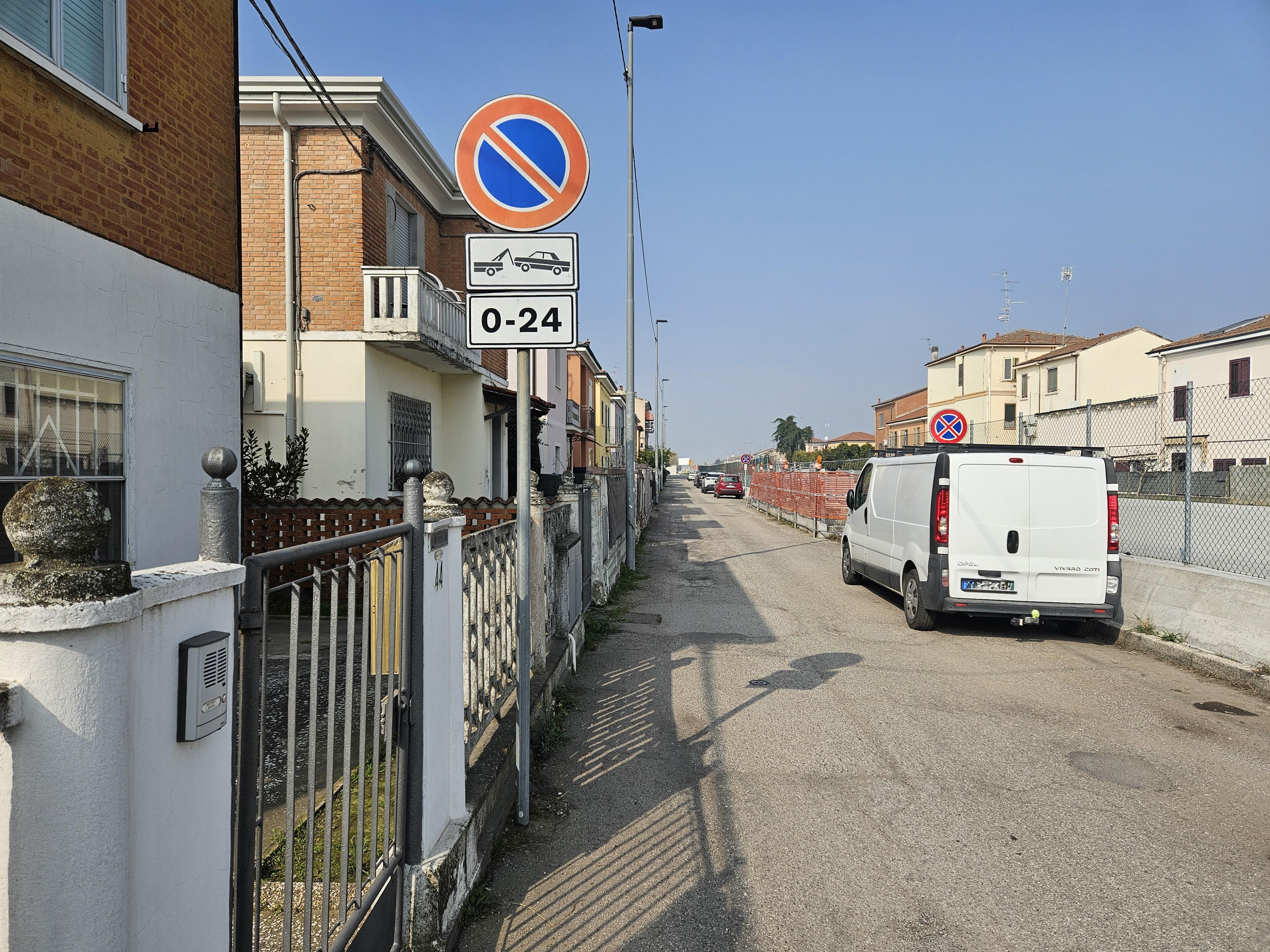 Divieti in via Bonetti a Ferrara, i residenti: «Parcheggiare è impossibile»