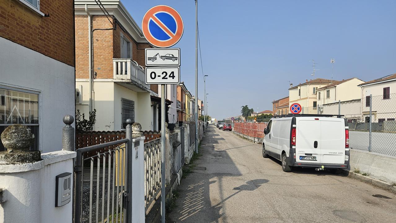 Divieti in via Bonetti a Ferrara, i residenti: «Parcheggiare è impossibile»