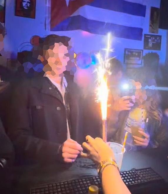 Candele scintillanti dentro al locale di via Gallucci: «Inconcepibile dopo la strage di Crans-Montana»