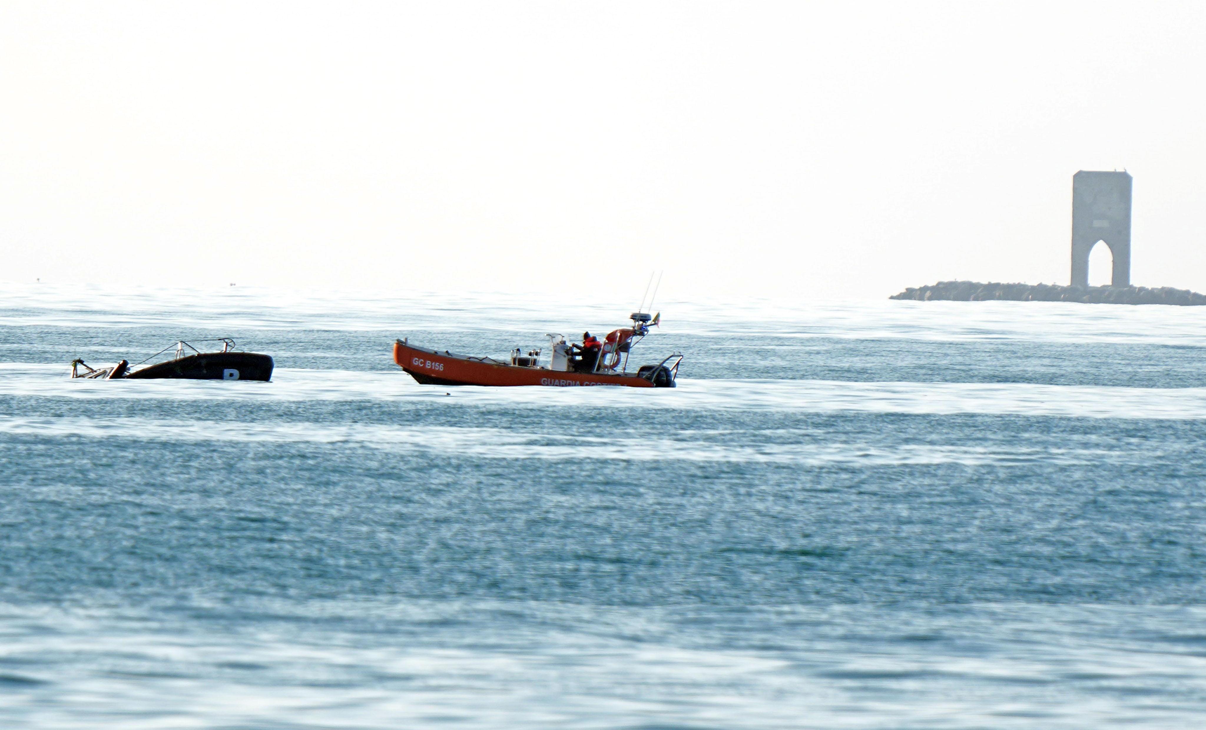 La pilotina semiaffondata (foto Stick)