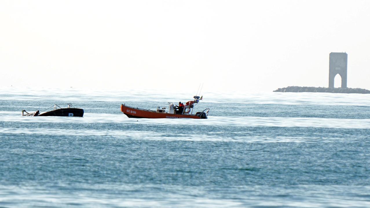 La pilotina semiaffondata (foto Stick)