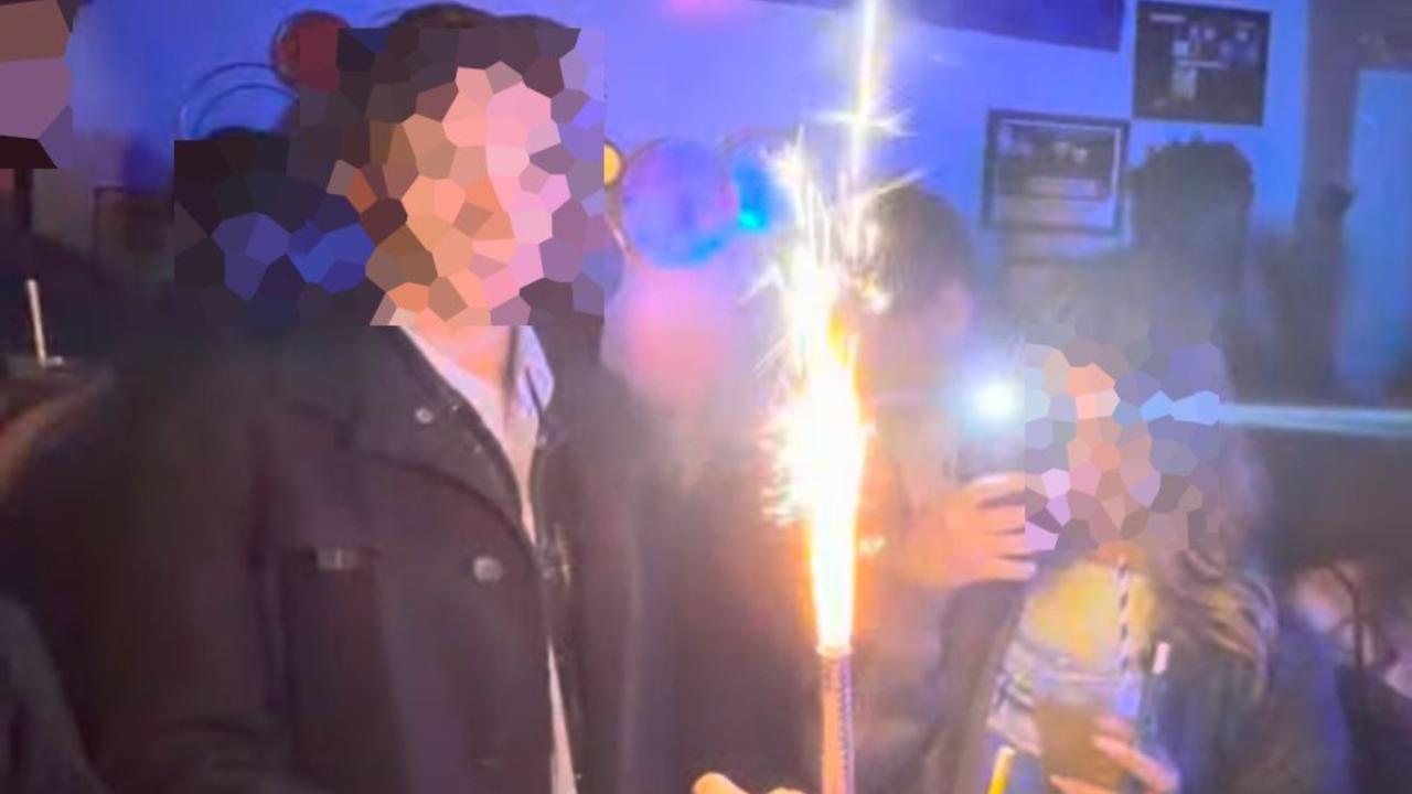 Candele scintillanti dentro al locale di via Gallucci: «Inconcepibile dopo la strage di Crans-Montana»