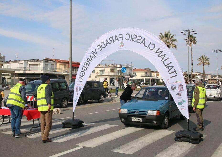 Viareggio, le auto d’epoca invadono il viale: «Disdette e clienti andati altrove»