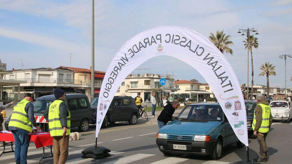 Viareggio, le auto d’epoca invadono il viale: «Disdette e clienti andati altrove»