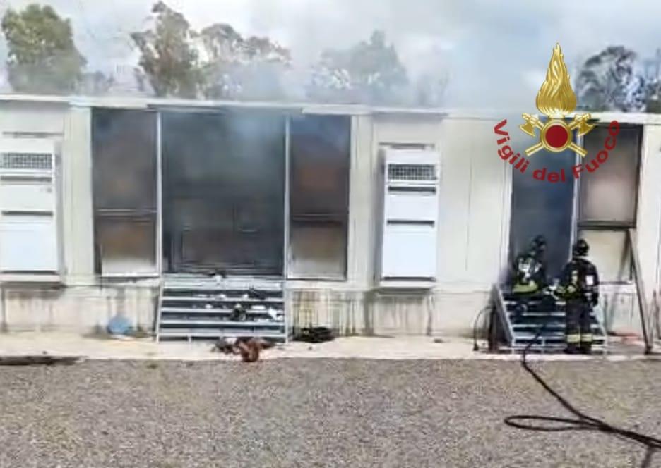 Paura nella zona industriale, a fuoco una cabina elettrica