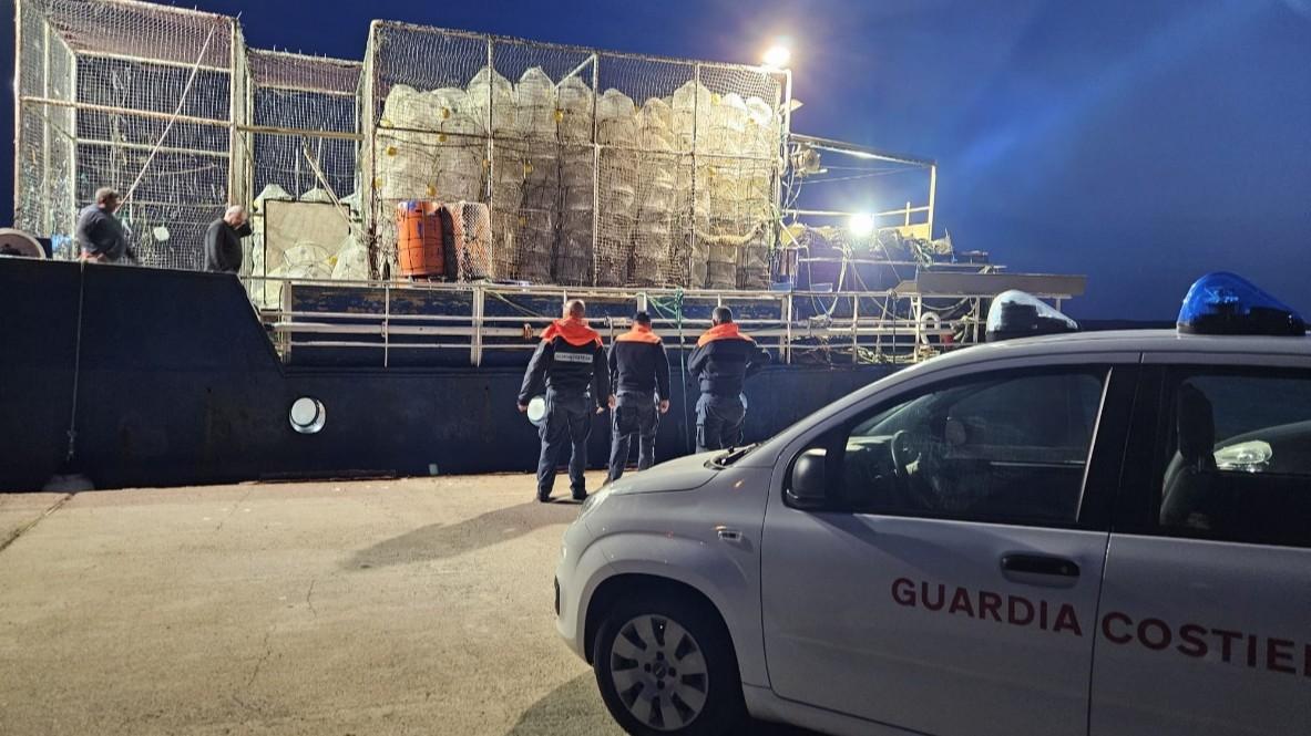 Peschereccio illegale: sequestrati 230 chili di gamberi