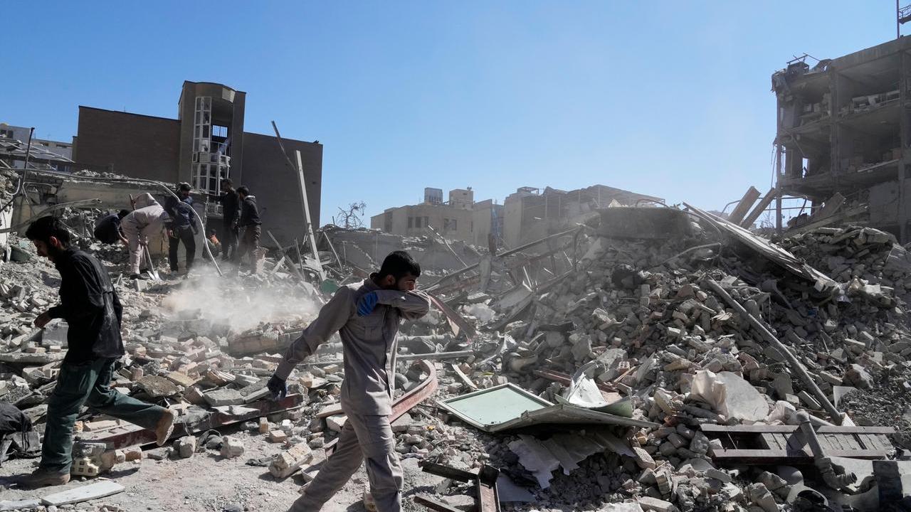 Iran, gli effetti della guerra sulle bollette: i rincari previsti per luce e gas