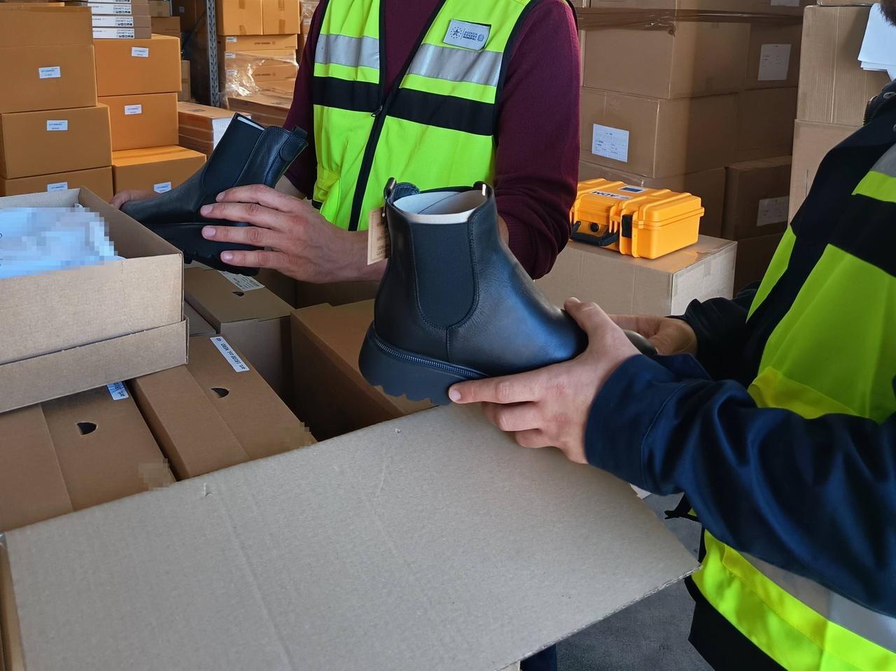 
	Una delle scarpe sequestrate

