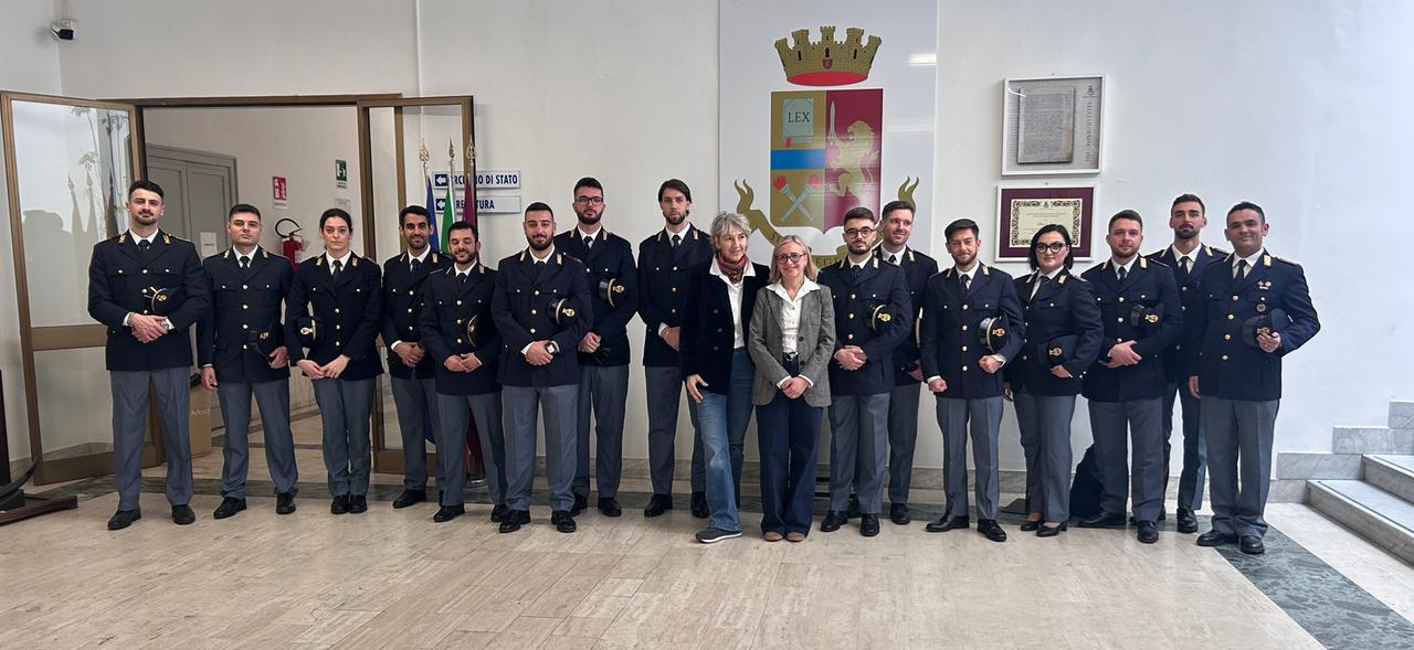 
	La questora Giusy Stellino con i poliziotti appena arrivati a Livorno

