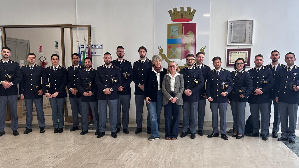 La questora Giusy Stellino con i poliziotti appena arrivati a Livorno
