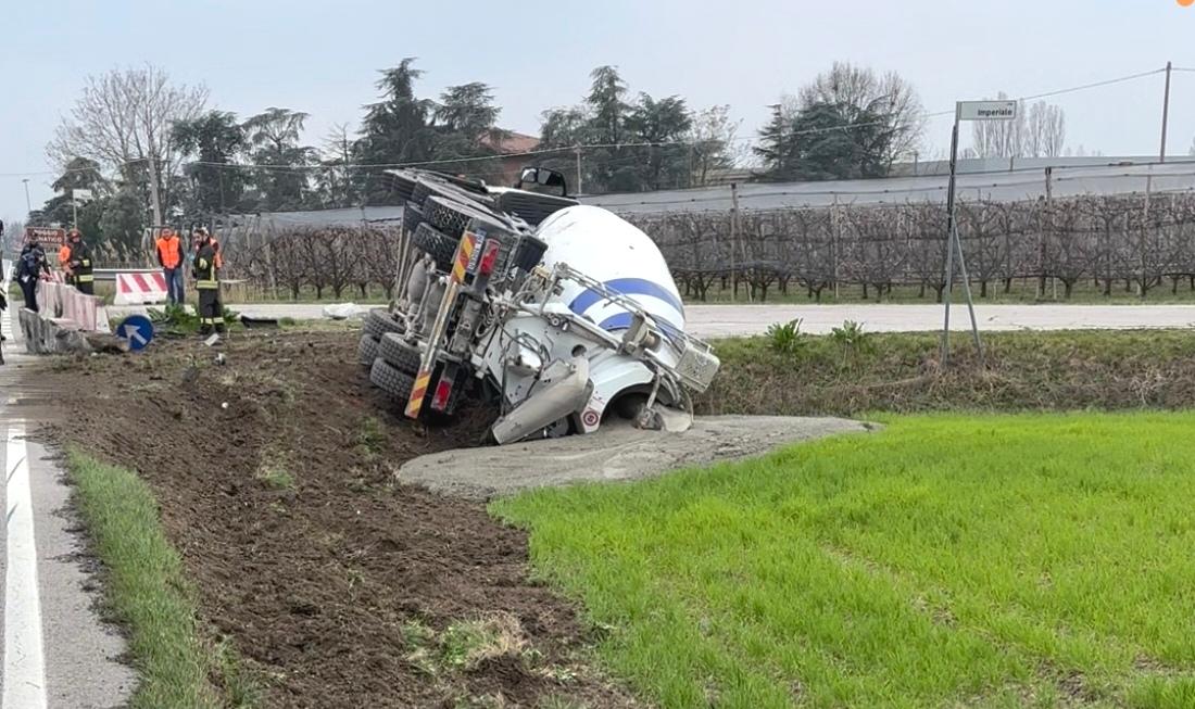 Poggi Renatico, si ribalta con la betoniera: ferito un uomo