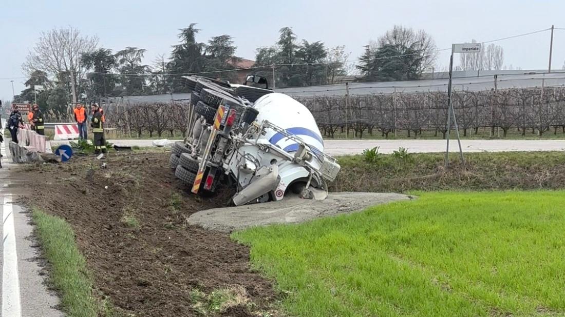 Poggio Renatico, si ribalta con la betoniera: ferito un uomo
