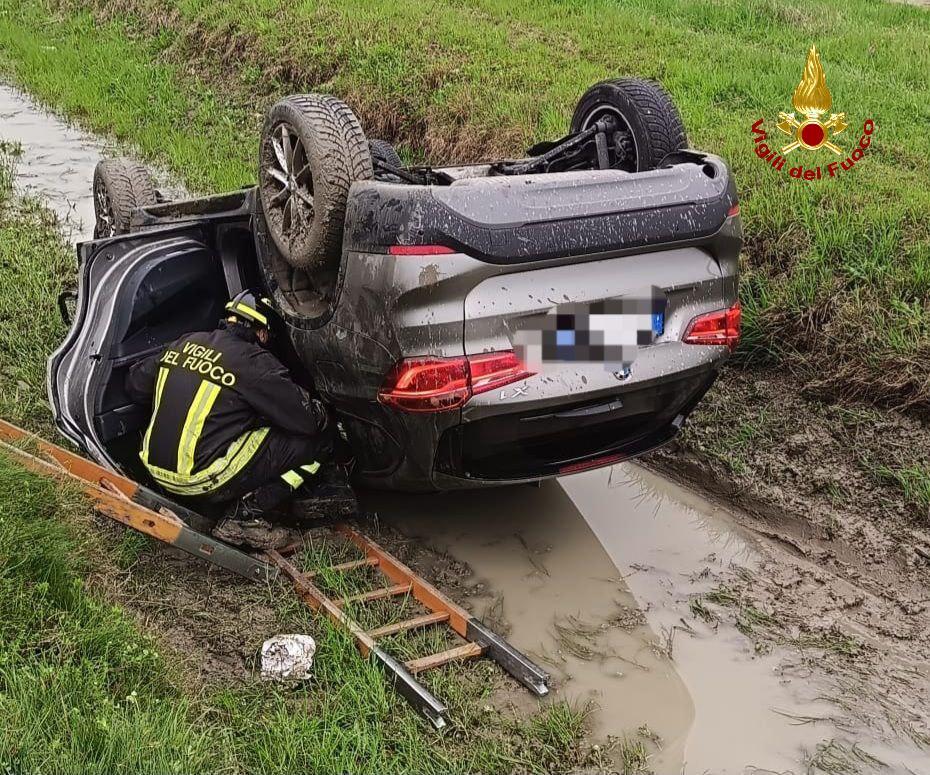 Auto fuori strada a Correggio, ferita una 80enne