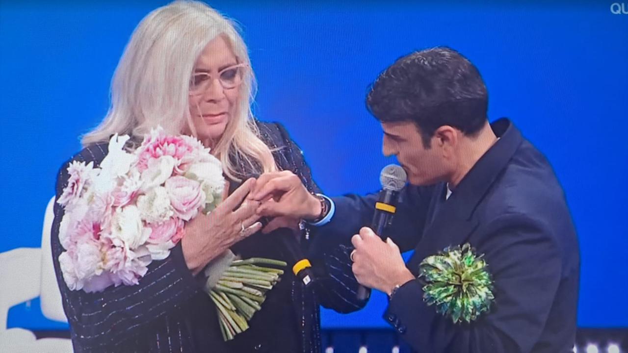 L’anello “Per sempre sì” va a ruba, la rabbia del vincitore di Sanremo Sal Da Vinci: «Sciacalli, è un fake»