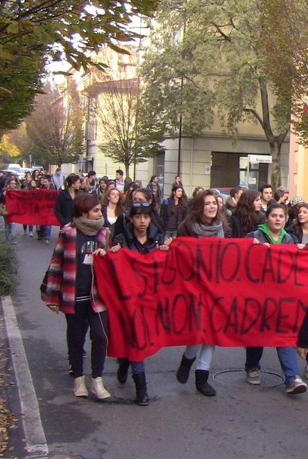 Costi e sicurezza delle scuole oggi a Modena corteo di studenti 