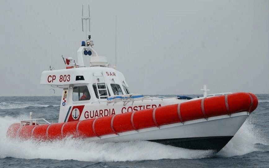Maltempo, paura a bordo di una barca a vela alla deriva: soccorso della Guardia costiera