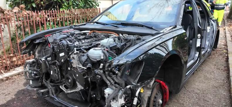 Un’altra auto depredata a Modena: ladri portano via ruote, paraurti e fanali