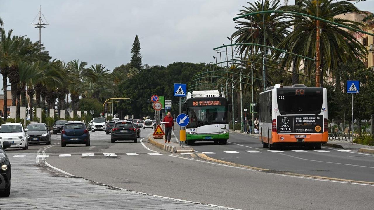 Due bus del Ctm in servizio a Cagliari (foto Rosas)