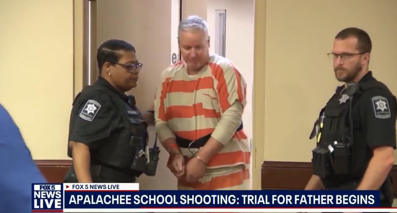 Strage in una scuola della Georgia, condannato il padre del killer 14enne: «Poteva fermarlo»