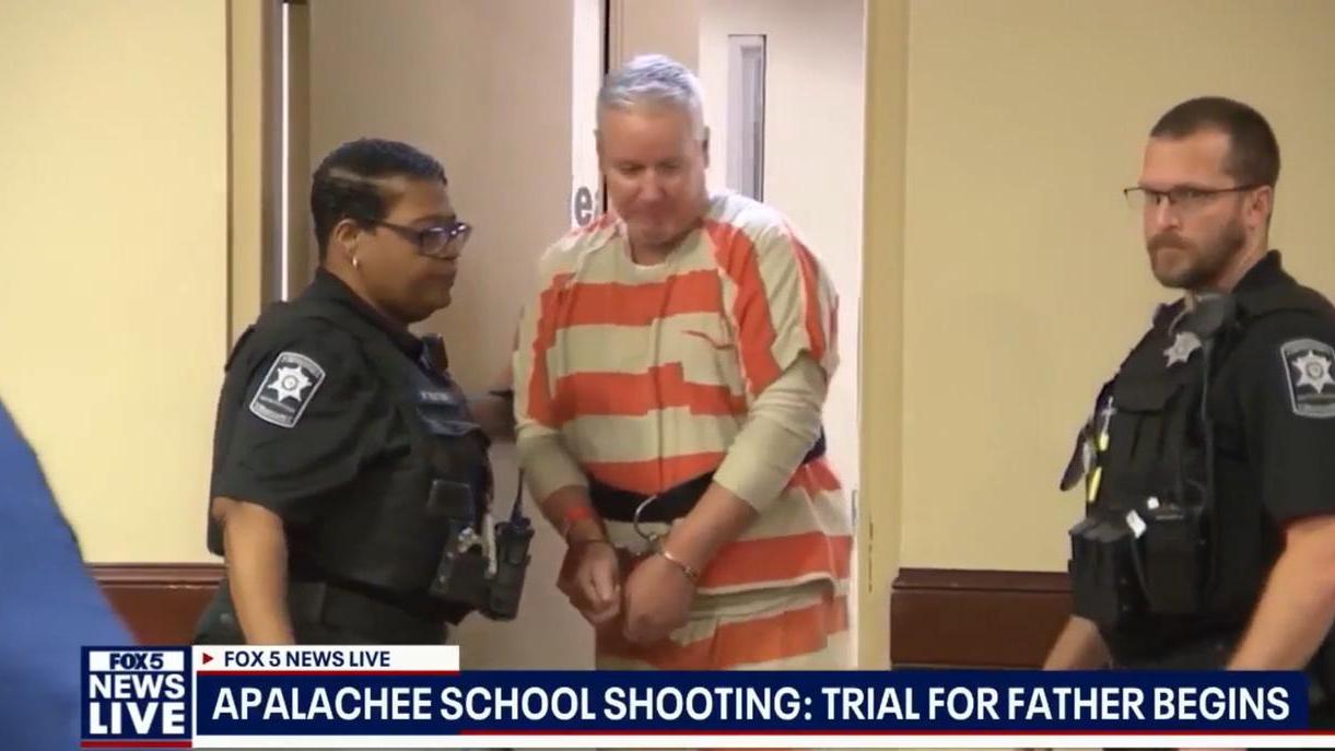 Strage in una scuola della Georgia, condannato il padre del killer 14enne: «Poteva fermarlo»