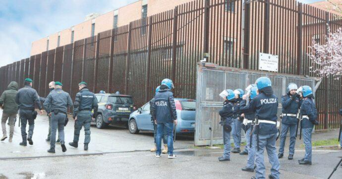 
	Polizia all'ingresso del carcere di Prato&nbsp;

