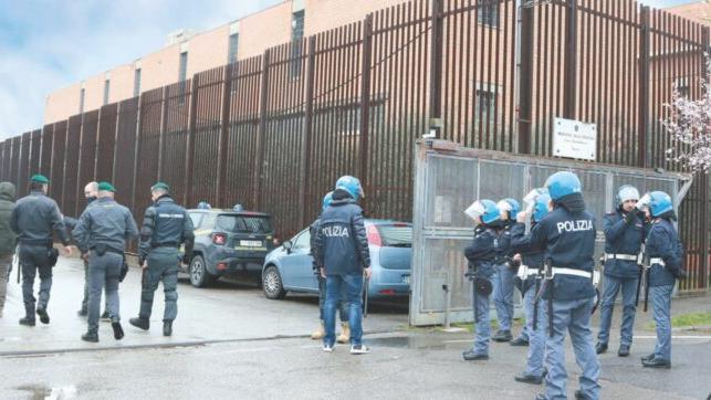 Polizia all'ingresso del carcere di Prato 