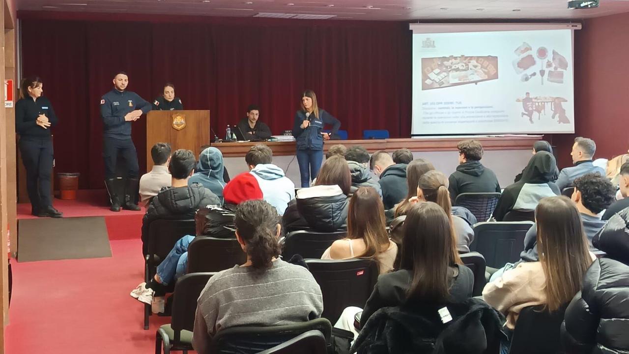 “Fuori dal giro”: la polizia locale di Sassari nelle scuole contro alcol e droghe