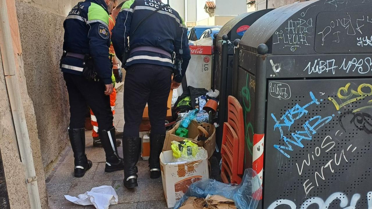 Evasore totale di Tari beccato ad abbandonare rifiuti in strada: multato
