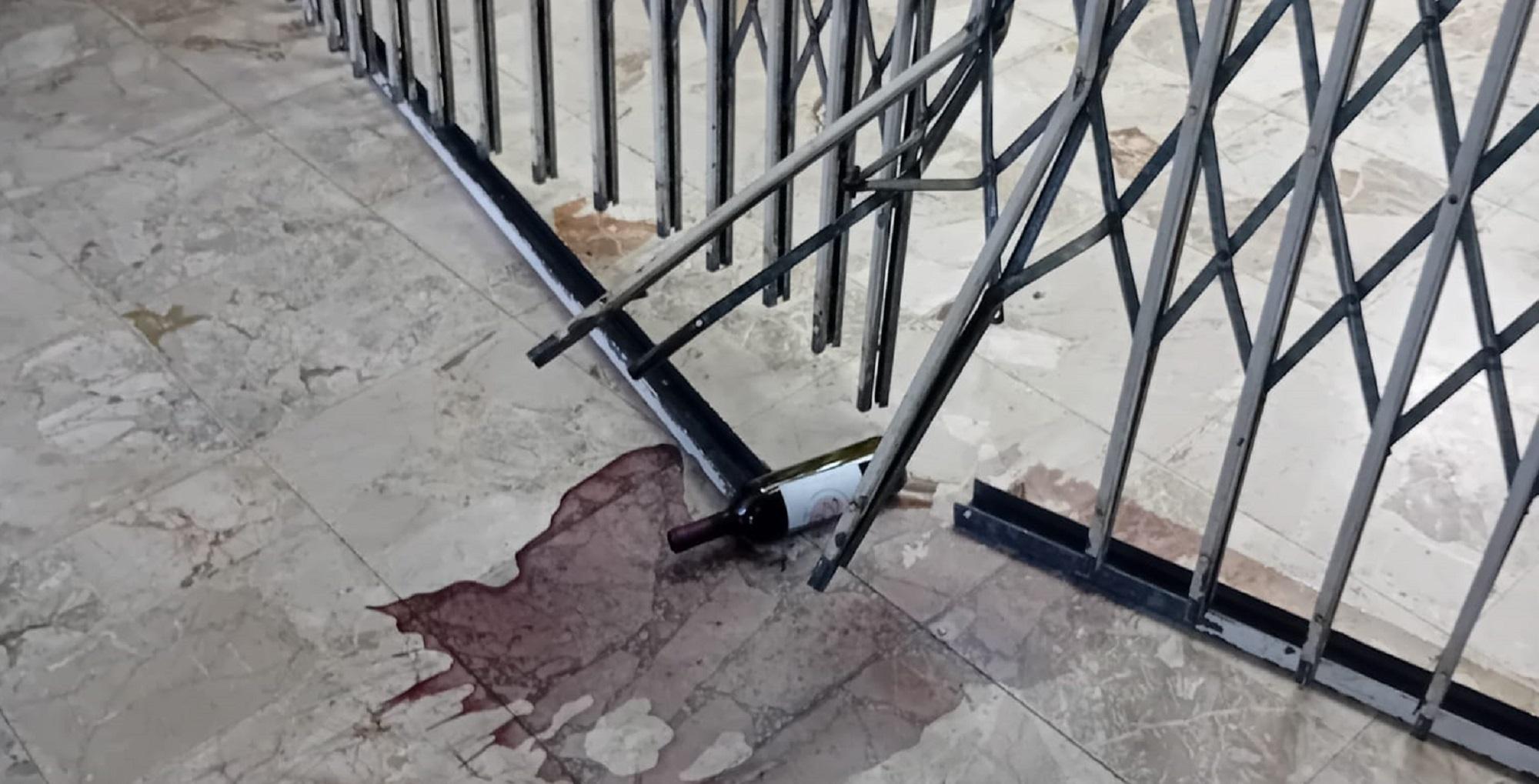 I segni del passaggio dei ladri al circolo Arci "Carli" di Salviano