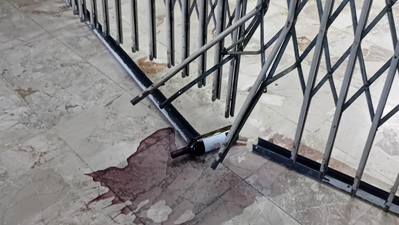 I segni del passaggio dei ladri al circolo Arci "Carli" di Salviano