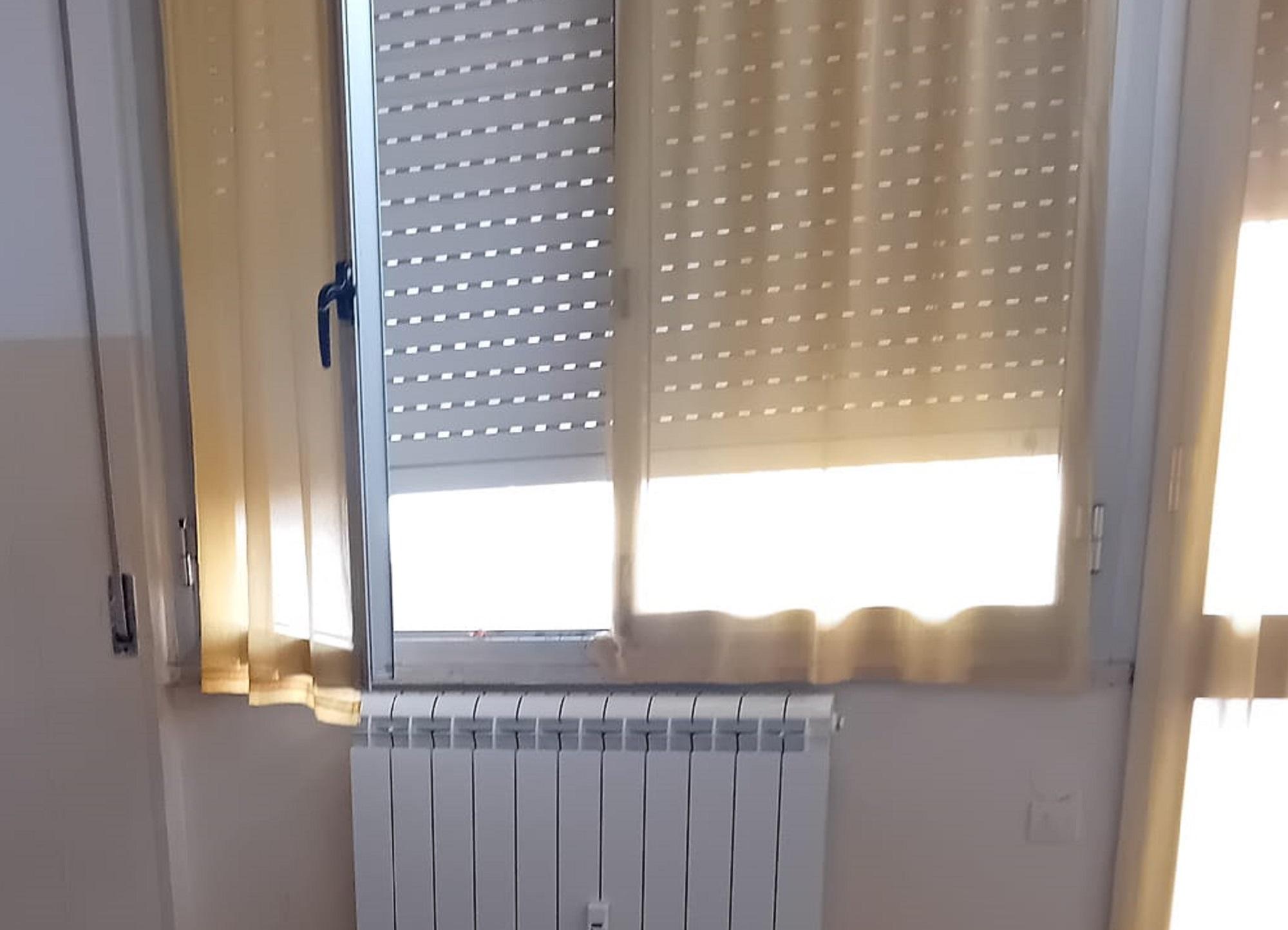 L'ingresso forzato da dove sono passati i ladri al "Carli"