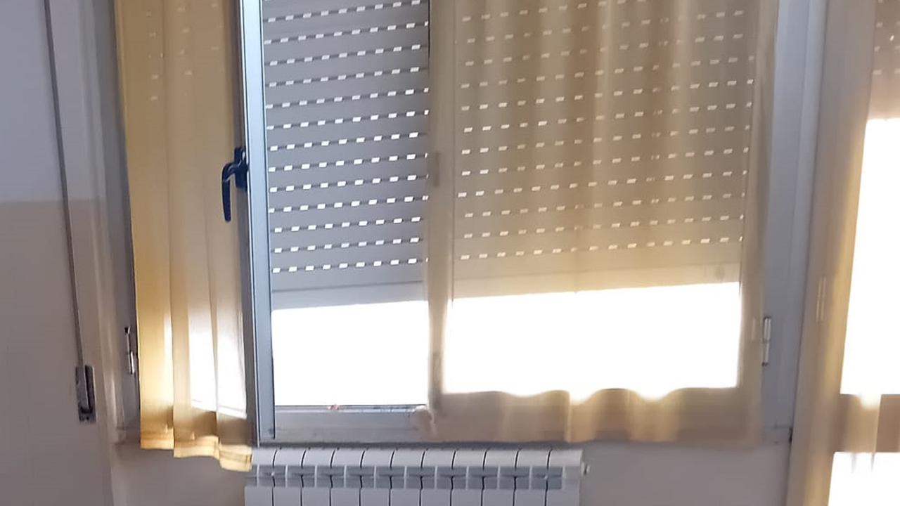 L'ingresso forzato da dove sono passati i ladri al "Carli"