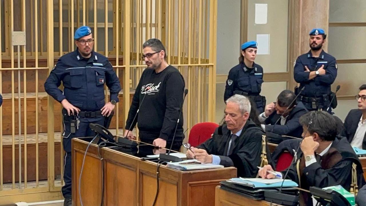 Da sinistra a destra: Claudio Gulisano, imputato, avvocato Luigi Sanna (difensore), l'avvocato Gianluca Aste (parte civile) - foto di Mario Rosas
