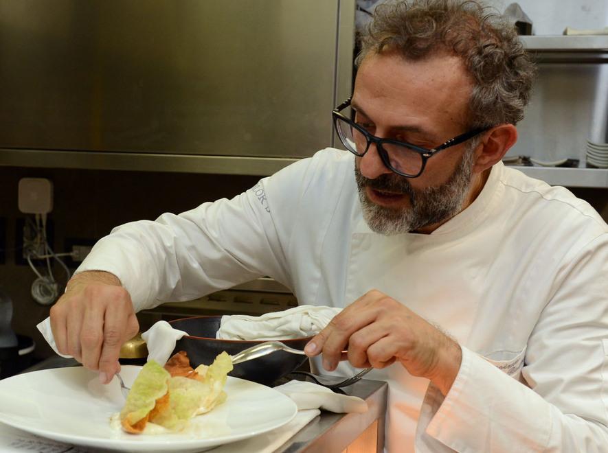 Bottura è il re per la Guida Espresso: «Il segreto? Le idee prima dell’estetica» 