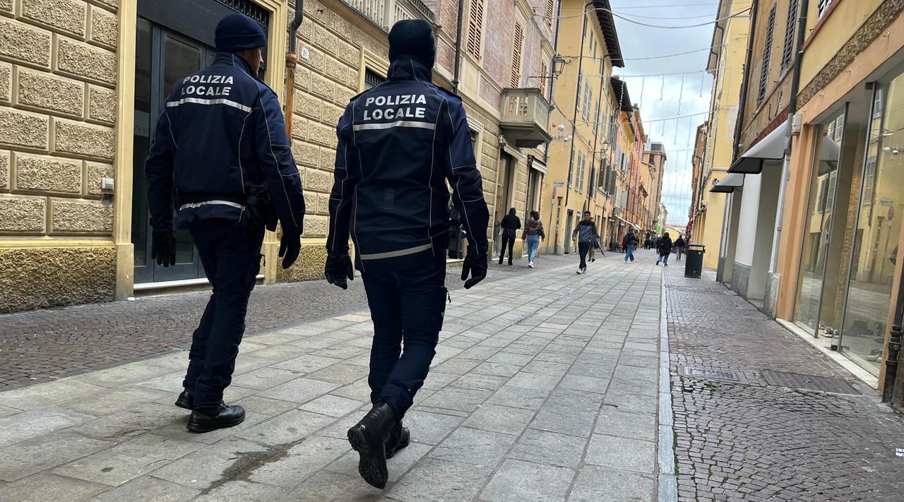 Bimbo di 2 anni vaga da solo per ore a Sassuolo: salvato da cittadini e polizia locale