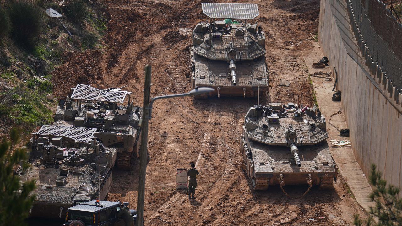 Carri armati israeliani al confine col Libano